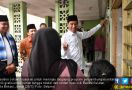 Blusukan di Bekasi, Jokowi Tinjau Program Sambungan Listrik Gratis - JPNN.com