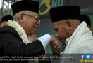 Pak Bupati Mencium Tangan Kiai Ma’ruf Amin - JPNN.com