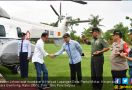 Naik Heli Tembus Hujan Deras, Jokowi Ikut Panen Raya Udang di Muara Gembong - JPNN.com