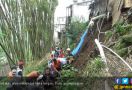 Penahan Jalan Rusak, Longsor Ancam Rumah Warga - JPNN.com