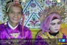 Nikah sama Kakek 75 Tahun, Gadis 18 Tahun Cemberut di Pelaminan - JPNN.com