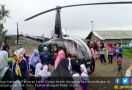 Heboh! Helikopter dengan Pilot Bule Mendarat di Lapangan Parkir Truk Cianjur - JPNN.com