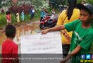 Protes Jalan Rusak, Warga Menceburkan Diri ke Kubangan - JPNN.com