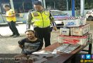 Kejar - kejaran Polisi dan Maling, Tabrak 3 Palang Tol dan 3 Mobil - JPNN.com