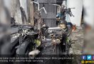 Teror Bakar Mobil dan Motor: Misteri Pria Berjaket Putih, Helm Putih, Kain Putih - JPNN.com