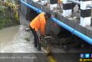 Pantas Aja Banjir, Ternyata Warga Buang Sampah di Sungai - JPNN.com