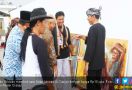 Jokowi Beli Lukisan Kakek Tersenyum Karya Jaja Ilalang Rp 10 Juta - JPNN.com