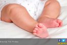 Bayi Tidak Dibedong, Lututnya Bakal Bengkok? - JPNN.com