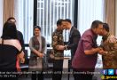 Jokowi dan Keluarga Jenguk Bu Ani di Singapura - JPNN.com