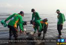 2.000 Orang Bersihkan Sampah di Pantai Sendang Sikucing - JPNN.com