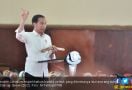 Jokowi: Katanya yang Pegang Ini Biasanya Sakti - JPNN.com