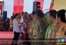 Jauh - jauh dari Jakarta, Menteri Puan Bawa Banyak Bantuan untuk Warga Landak - JPNN.com
