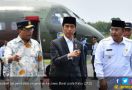 Jokowi Naik Pesawat CN 295 ke Tasikmalaya, Lihat Gayanya - JPNN.com