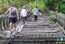 Warga Desa Bobo Semringah TMMD 104 Rehab Jembatan Kura-kura - JPNN.com