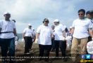 Menteri LHK Bersama Masyarakat Bersihkan Pantai Cilacap - JPNN.com