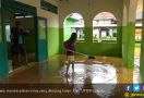 Banjir Terjang Sekolah, UTS Ditunda - JPNN.com