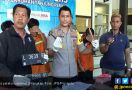 Pelaku Curanmor Gagal Lari ke Atap, Babak Belur Dikeroyok Warga - JPNN.com