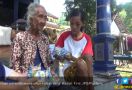 Astaga, Korban Banjir Madiun Dapat Bantuan Roti Kedaluwarsa - JPNN.com
