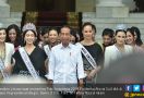 Wow! Lihat Nih Pak Jokowi Dikelilingi Para Wanita Cantik - JPNN.com