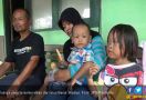 Ingin Ucapkan Terima Kasih, Keluarga yang Diselamatkan dari Banjir Kini Mencari Aiptu Sujadi - JPNN.com