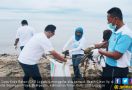 CKB Logistics Galakkan Aksi Jaga Lingkungan via Beach Clean Up - JPNN.com