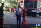 Dikawal Ajudan, Mahfud MD Tampak Terburu-buru Masuk Gedung KPK - JPNN.com