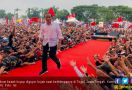 Jokowi Mandi Hujan Bareng Ribuan Pendukung di Tegal - JPNN.com