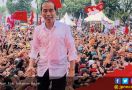 Kertas Basah dan Lempar Topi Warnai Kampanye Jokowi di Slawi - JPNN.com