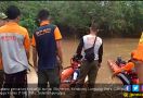 Bocah Hanyut Terseret Arus Sungai Wayrarem Belum Ditemukan - JPNN.com