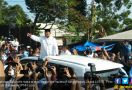 Usai Mencoblos, Prabowo Sapa Warga Hambalang dari Sunroof Lexus LX570 - JPNN.com