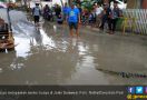 Jalan Rusak, Warga Kesal, Buaya Dilepas - JPNN.com