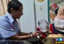Mengharukan Banget, Sandiaga Uno Jenguk Bu Fatmawati - JPNN.com