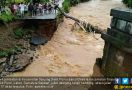 Oprit Jembatan Jebol Diterjang Banjir, Akses Jalan ke 17 Desa di Tanjung Sakti Terputus - JPNN.com