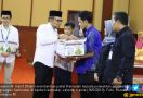 Menaker Hanif Dhakiri Membagikan 1.000 Paket Ramadan - JPNN.com