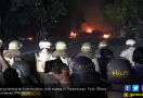Makin Beringas, Massa Serang Polisi di Petamburan dengan Batu dan Molotov - JPNN.com