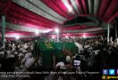 Iringan Salawat Ribuan Orang Mengantar Jenazah Ustaz Arifin Ilham ke Pemakaman - JPNN.com