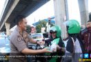 Jurnalis Trunojoyo Bersama Divhumas Polri Bagi-bagi Takjil - JPNN.com