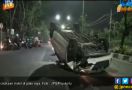 Mobil Tabrak Pembatas Jalan, Terguling ke Seberang dan Terbalik, Kondisi Sopir Bikin Kaget - JPNN.com