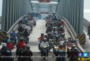 Ribuan Pemudik Motor Lalui Ruas Jalan Kalimalang - JPNN.com