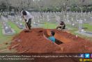 Cerita Penggali Kubur: Tanah Makamnya Empuk, Mungkin Bu Ani Banyak Amal Ibadah - JPNN.com