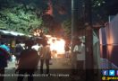 3 Rumah Kontrakan Terbakar di Jakbar, Satu Tewas, Mobil dan Motor Ikut Hangus - JPNN.com