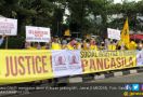 Massa Beratribut Kuning Kawal Sidang Perdana MK - JPNN.com