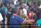 Isak Tangis Keluarga di Pemakaman 3 Bocah Kakak Beradik yang Tewas di Kolam Bekas Galian - JPNN.com