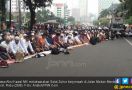 Eks Penasihat KPK Percepat Orasi, Massa Aksi Kawal MK Salat Zuhur di Jalan - JPNN.com