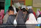 Antre Tunggu Pengukuran Jarak Rumah ke Sekolah, Bu Nurafni Hampir Pingsan - JPNN.com