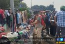 Banjir Rupiah, Pedagang di Sekitar MK: Sering-Sering Aja Demo - JPNN.com