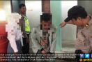 Masih Pakai Seragam, Siswi Berduaan dengan Pacar di Toilet Masjid - JPNN.com