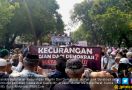 Spanduk Bawaan Arek Surabaya Jadi Perhatian Massa Aksi Kawal MK - JPNN.com