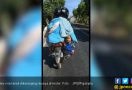 Viral : Emak - Emak ke Pasar Sambil Keranjangi Anak di Motor - JPNN.com