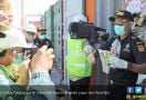 Bea Cukai Tanjung Perak Tindak 210 Ton Waste Paper dari Australia - JPNN.com